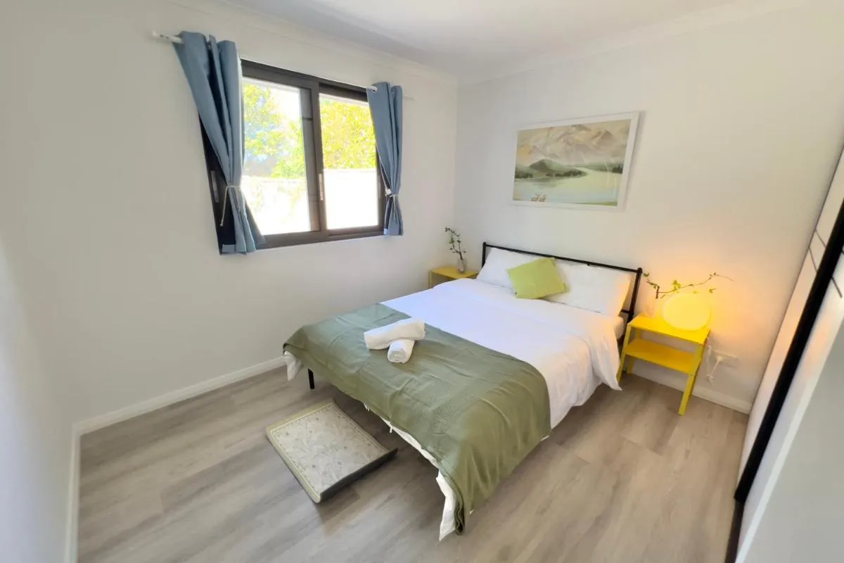 B3 Near Airport – Cozy Home, Walk to Shops & Eats - 2