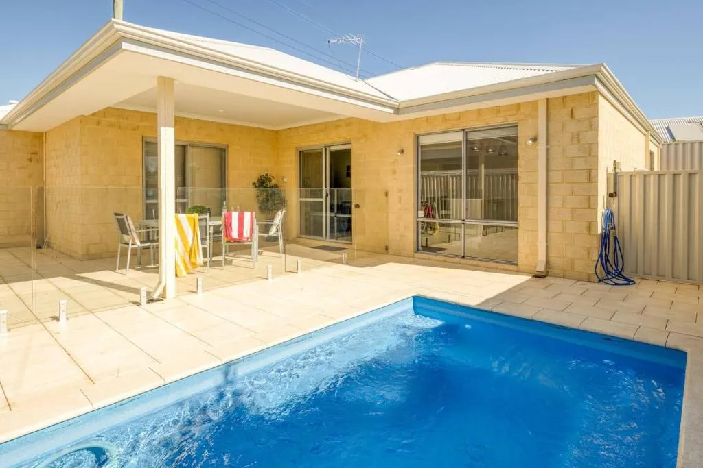 Belmont Beauty – Relaxing Poolside Stay for Families