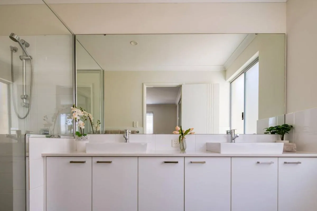 Belmont Beauty – Relaxing Poolside Stay for Families - 3