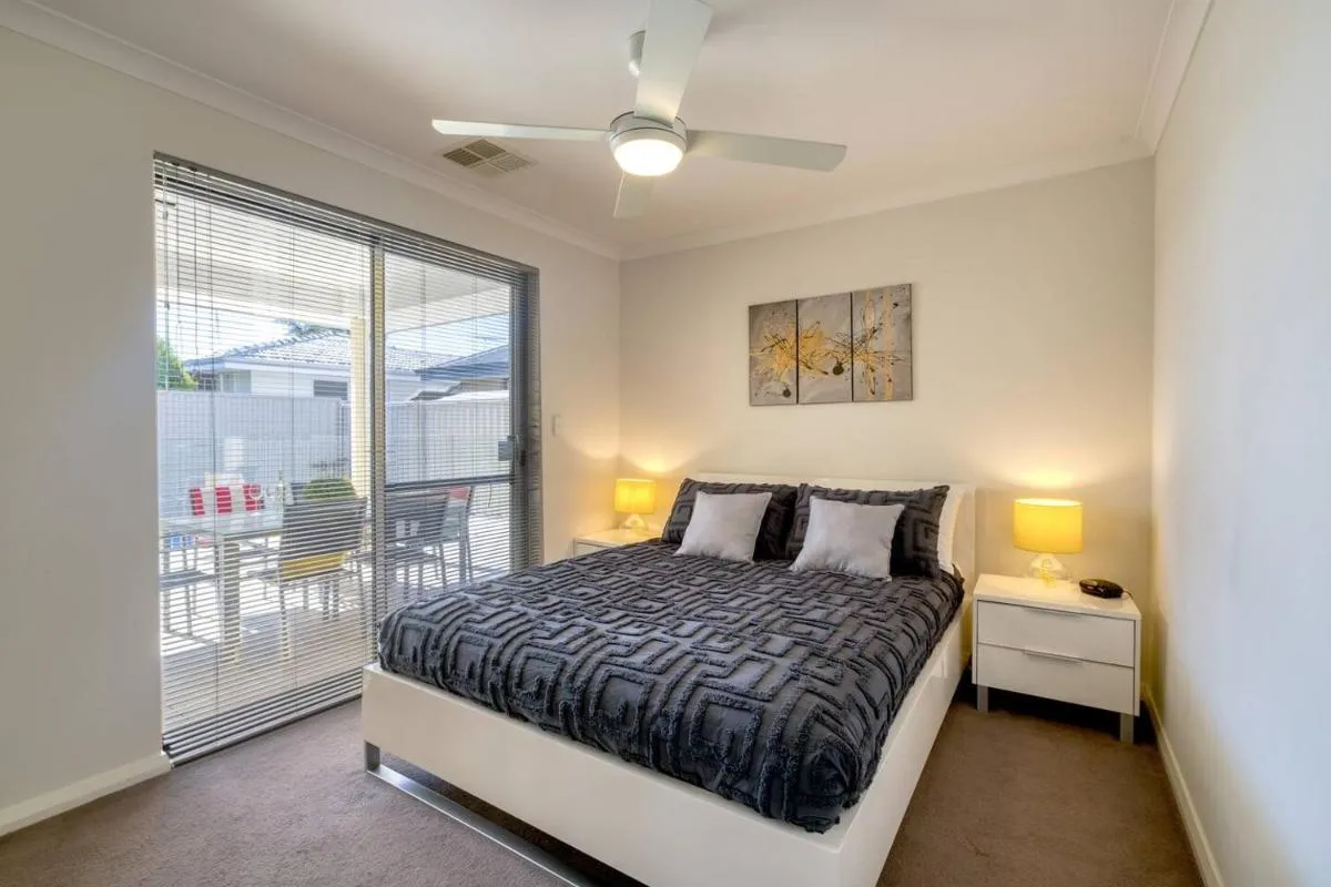 Belmont Beauty – Relaxing Poolside Stay for Families - 2