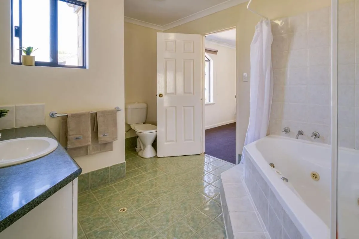 Belmont Comfort – Central and Light-filled Stay - 3