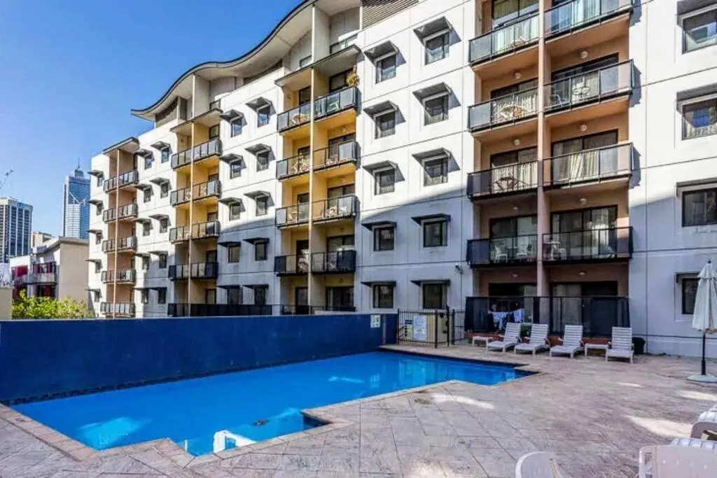 City & lakeside with free parking, pool and 10 mins walk into the City - 3