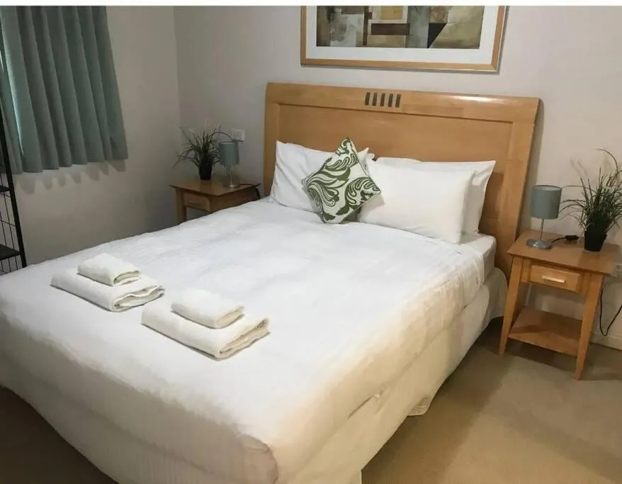 City & lakeside with free parking, pool and 10 mins walk into the City