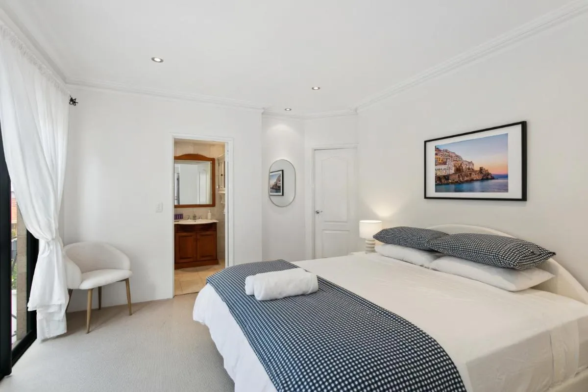 Entire Home Steps to Sorrento Beach - 2