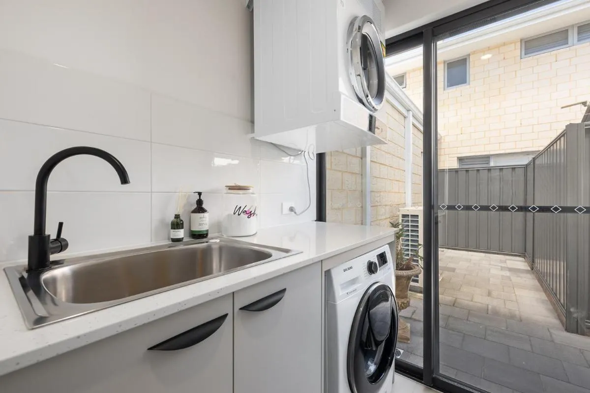 Family Friendly Close 2 Airport, Optus, Crown & City - 3