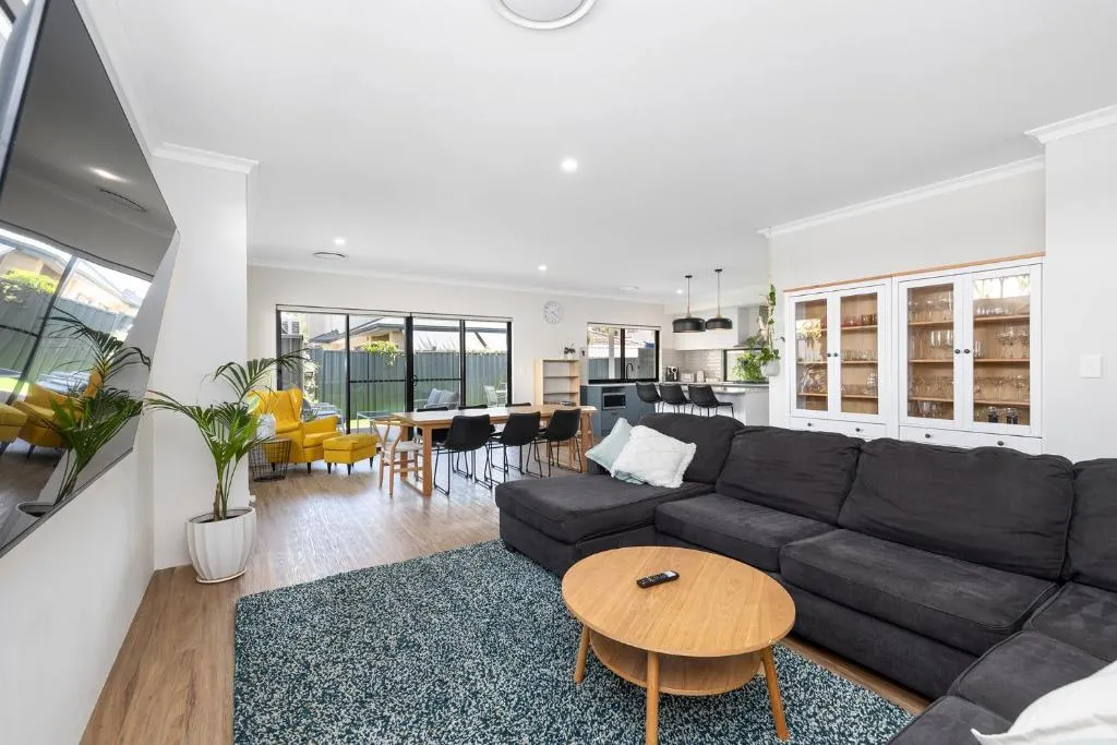 Family Friendly Close 2 Airport, Optus, Crown & City