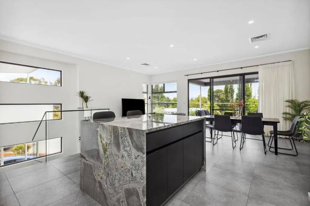 First-Class Townhouse w free parking and Wi-Fi