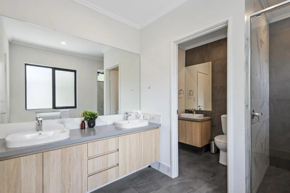 First-Class Townhouse w free parking and Wi-Fi - 3