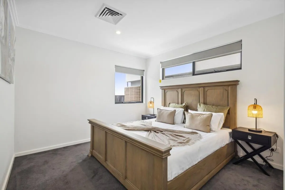 First-Class Townhouse w free parking and Wi-Fi - 2