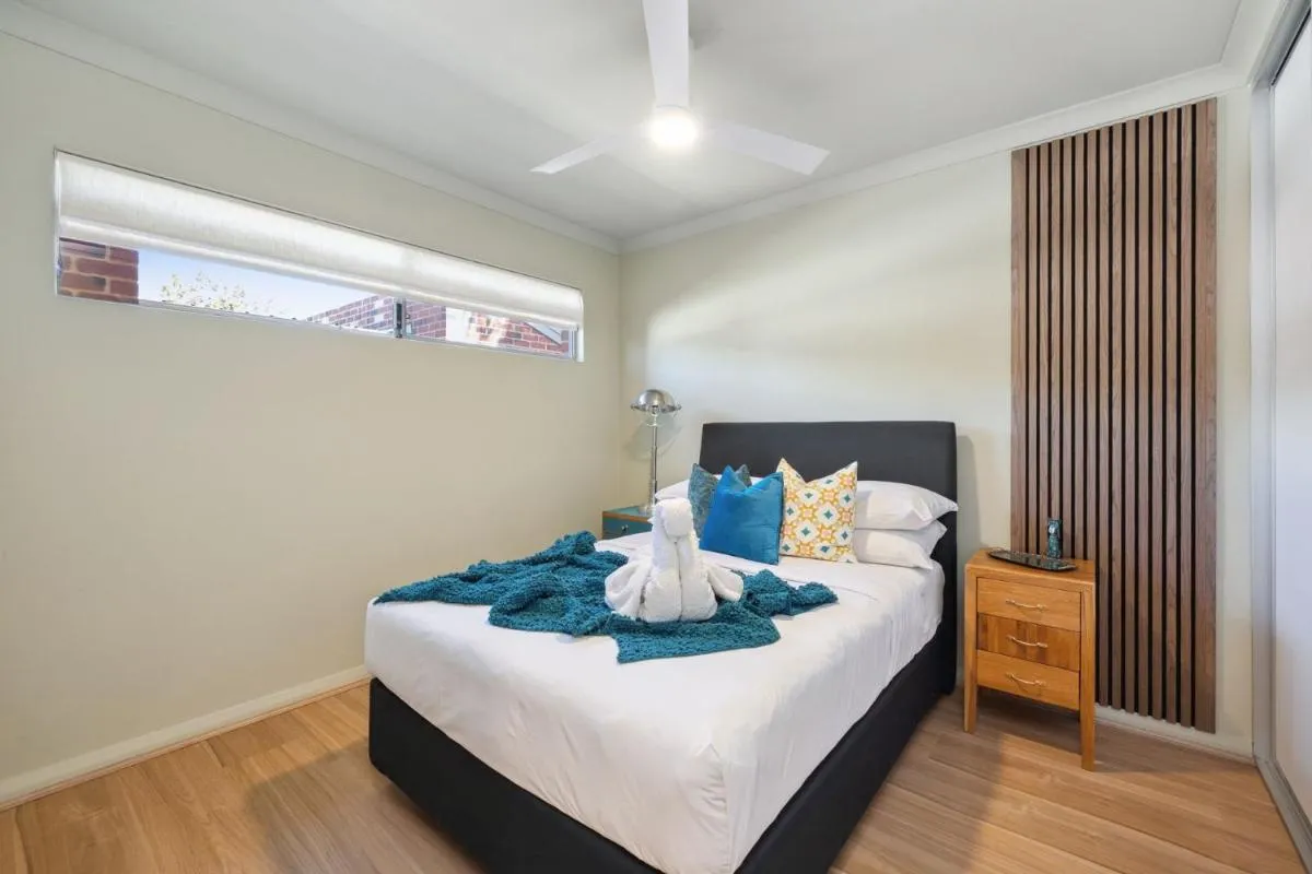 Happy Stays Classic Mid-Century Modern Escape - 3