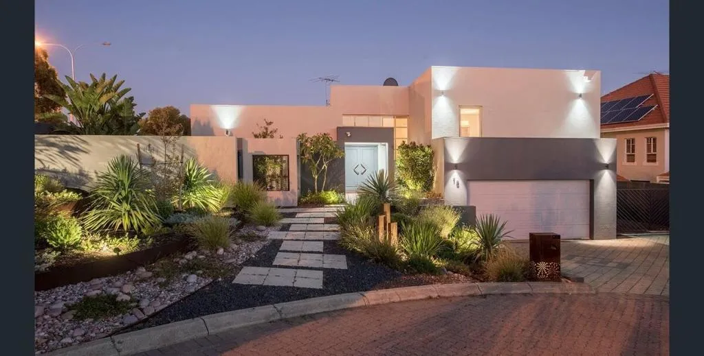 “Home away from home ” Large self contained studio with swimming pool