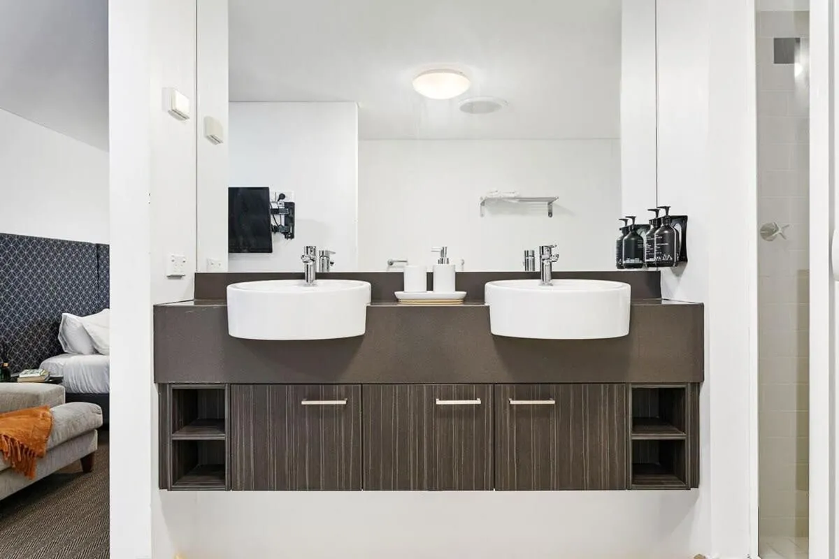 Large Luxe Penthouse fully equipped Perth CBD - 3