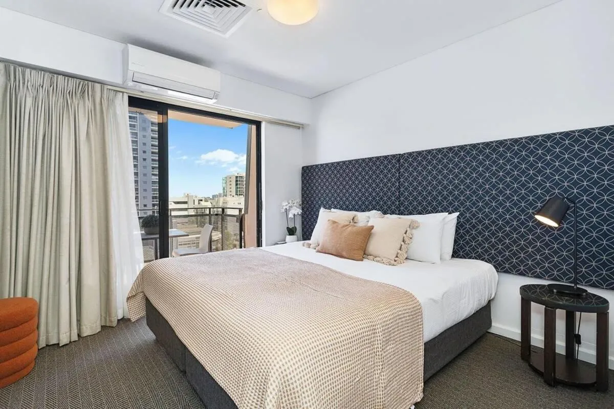 Large Luxe Penthouse fully equipped Perth CBD - 2