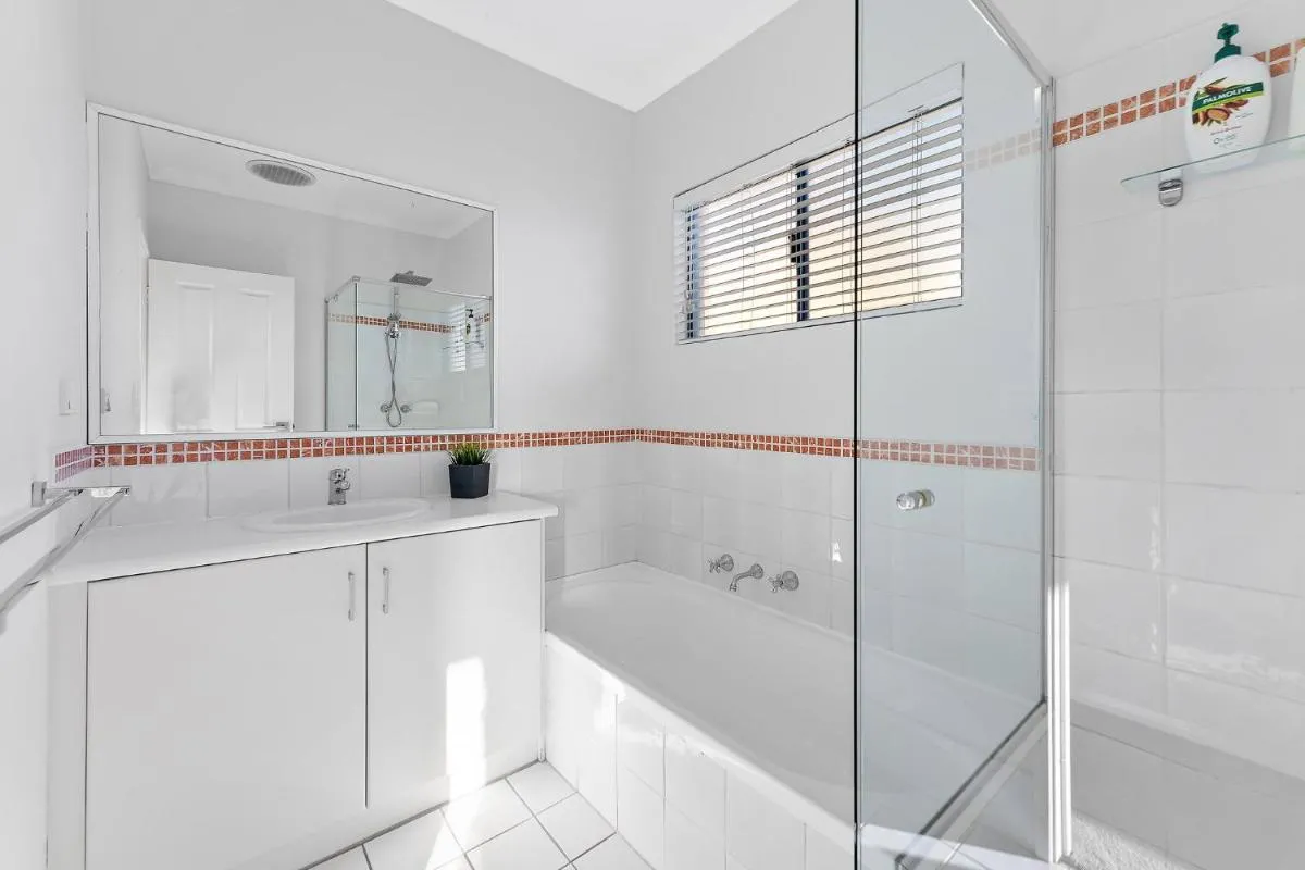 Modern Scarborough Townhouse - 3
