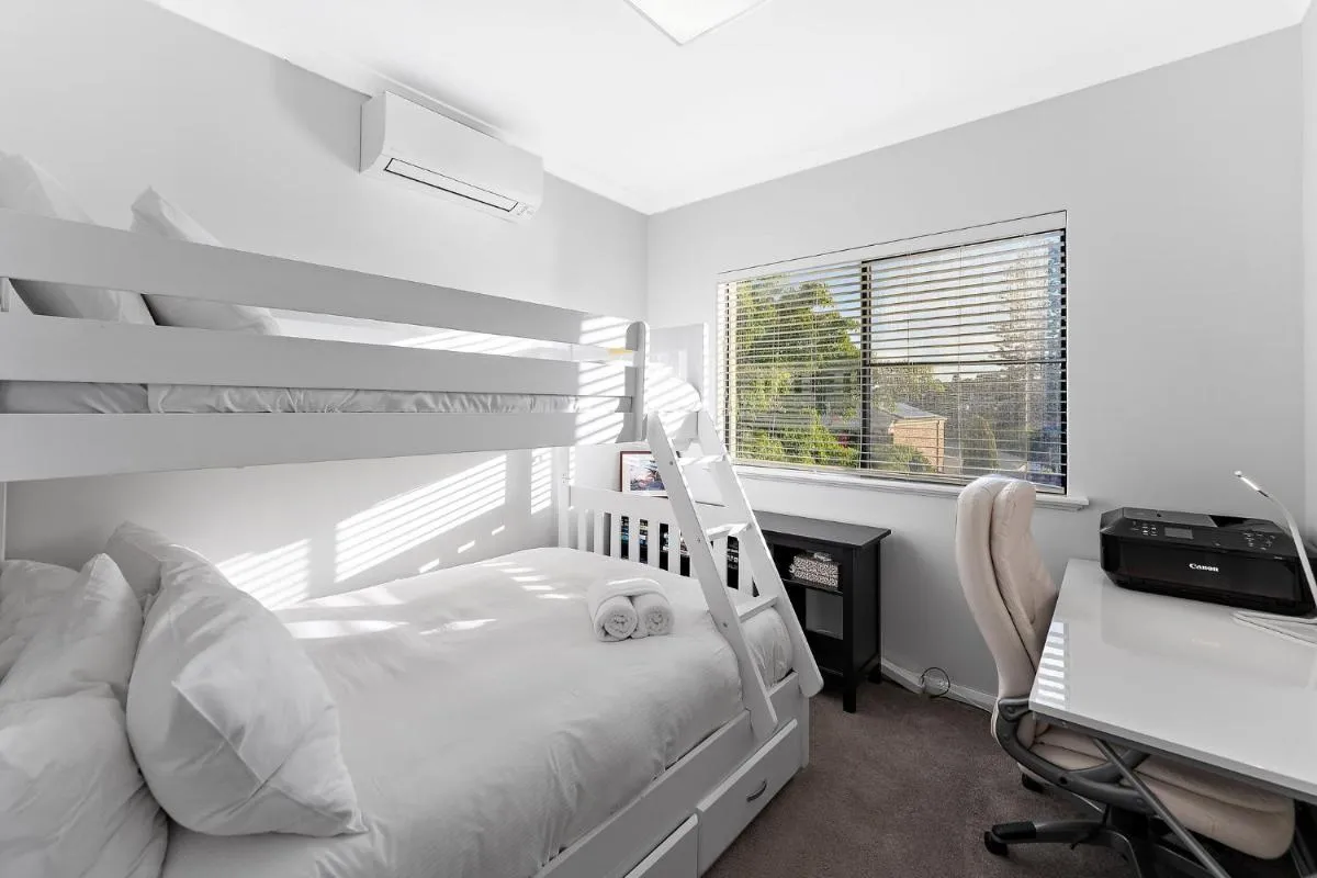 Modern Scarborough Townhouse - 2