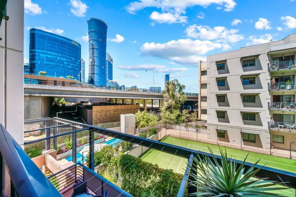 Perth city & pool view 2bedroom-1 King bd and 2 Single bd