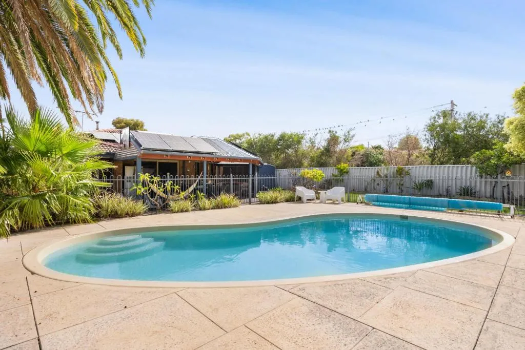 Relaxed Coastal Living with Poolside Bliss – Mullaloo