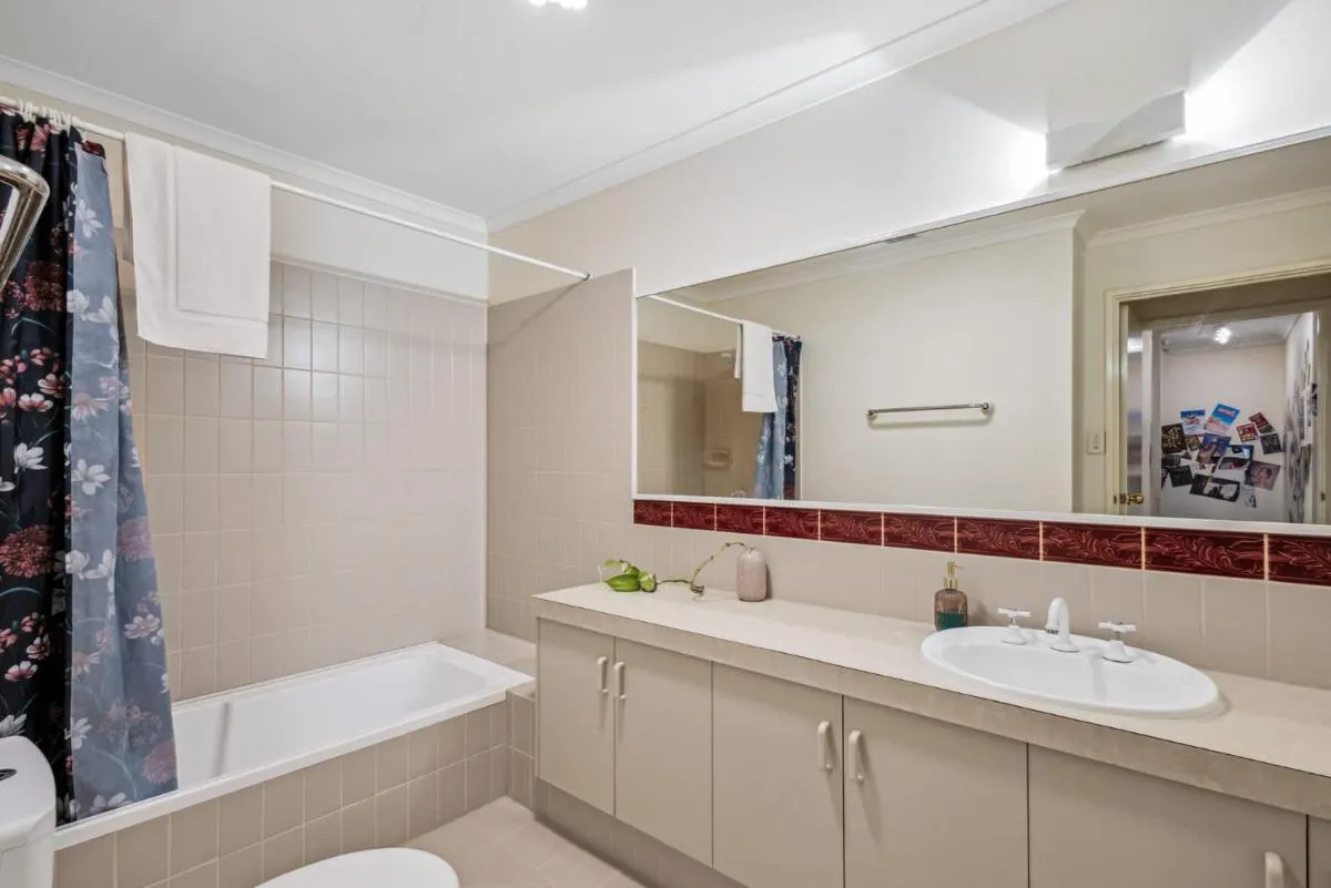 Spacious 3-Level Townhouse with Pool in Northbridge - 3