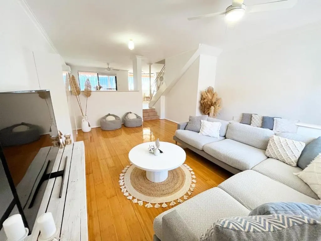 The Scarborough Beach House – Walk to the beach!