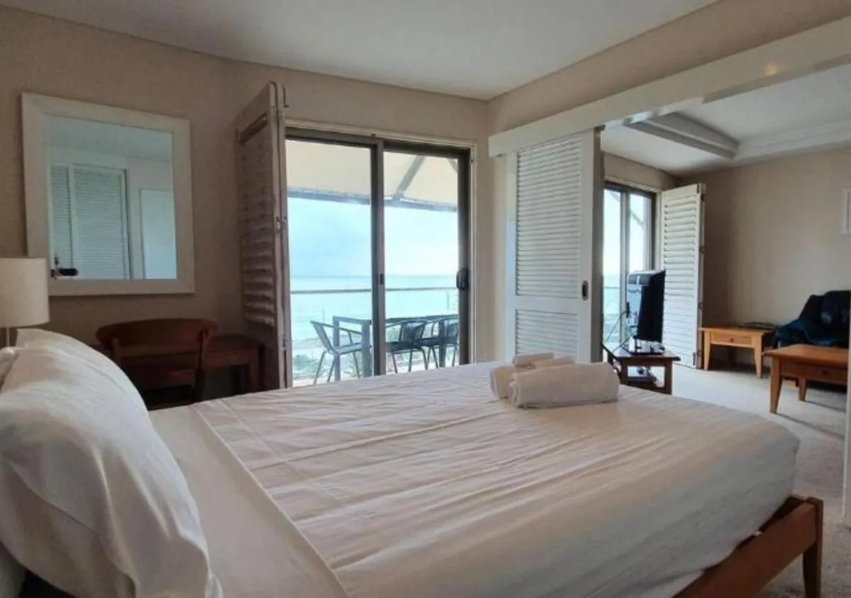 The Sea Breeze Apartment Direct Ocean Views Top Floor - 2
