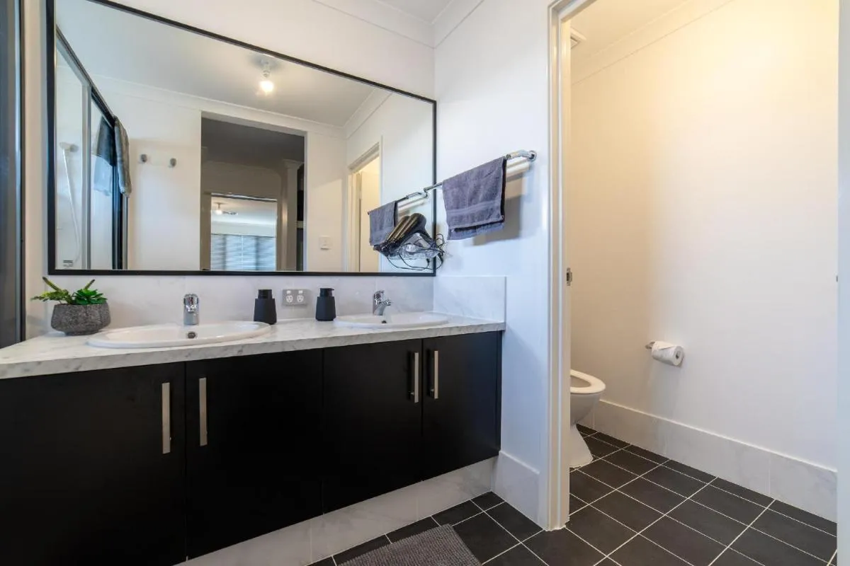 Treeby’s Finest Family Home 4bdr 2bth - 3