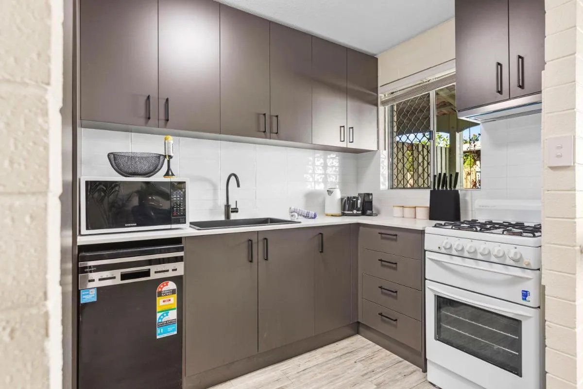Trendy townhouse on lakes edge with lush parks - 3