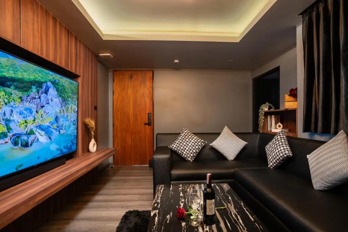 Image 6 of 3 Double U – Kalim Sea View