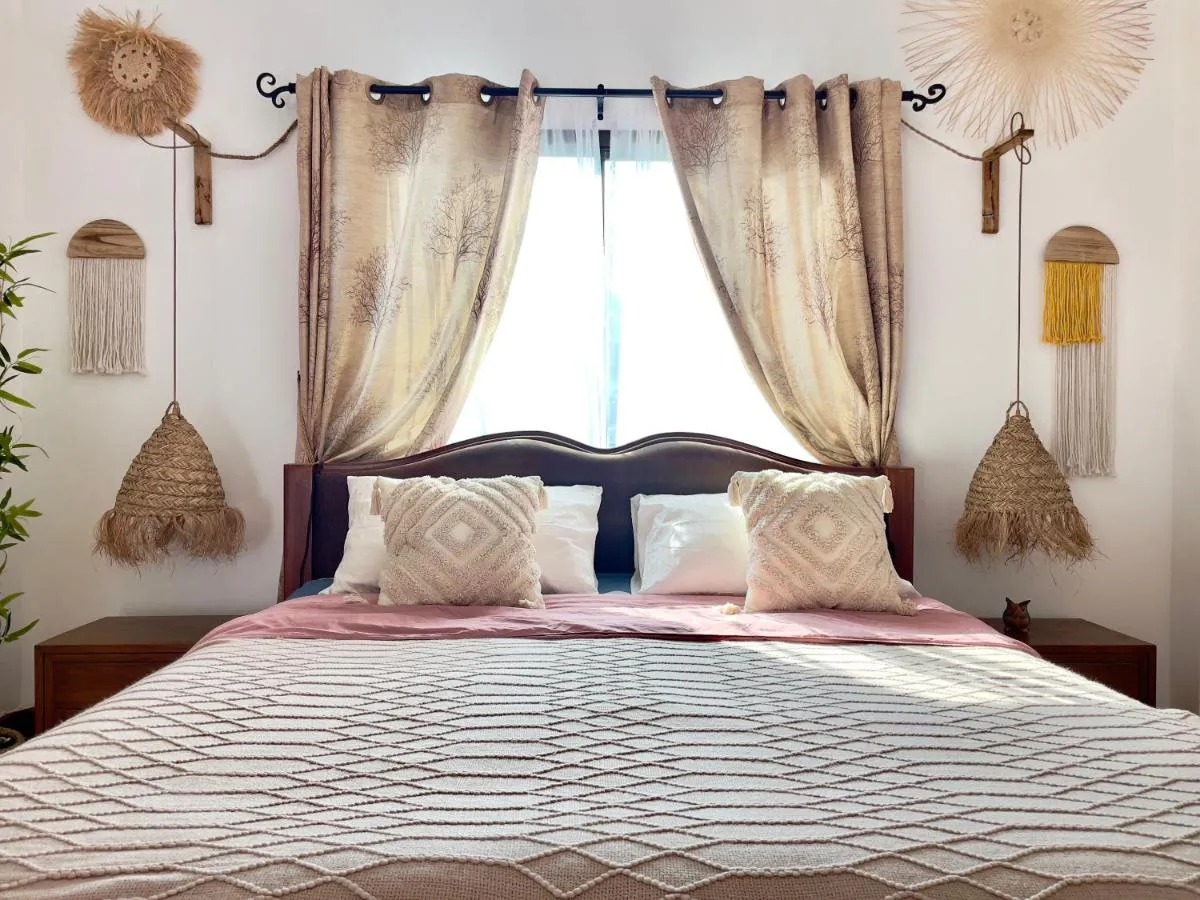 Image 2 of Beachfront pool villa