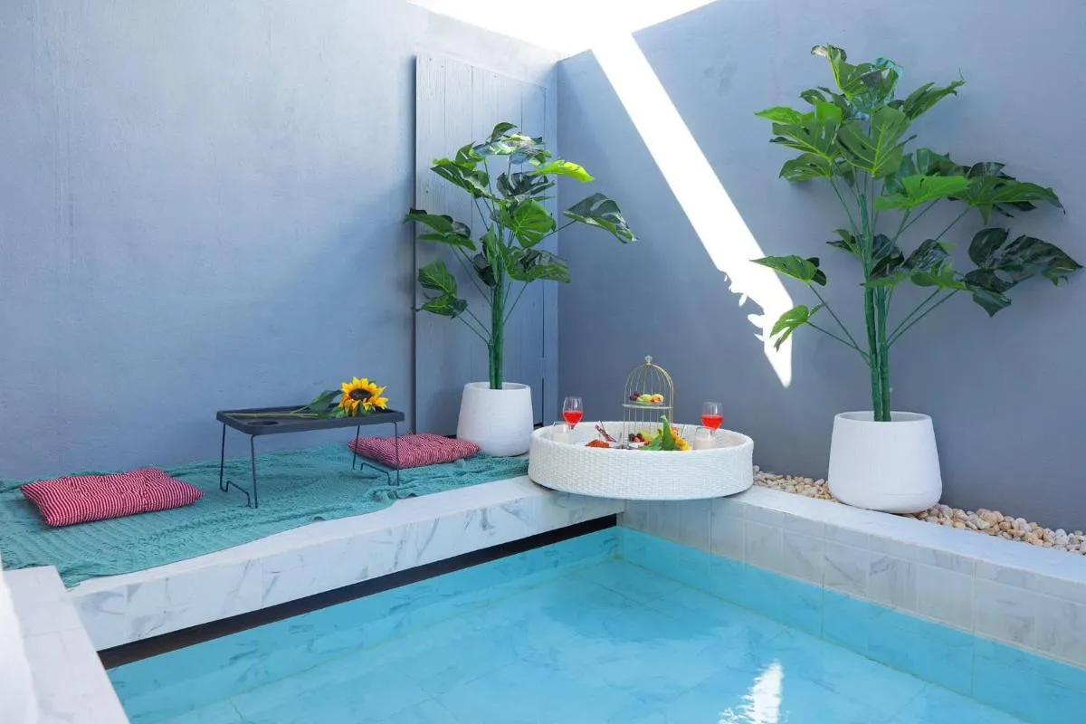Image 2 of Best Time Pool Suites
