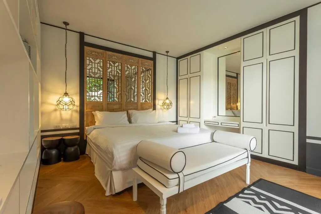 Image 1 of Designer Villa large pool Great location #v37