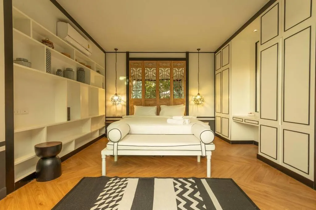 Image 3 of Designer Villa large pool Great location #v37