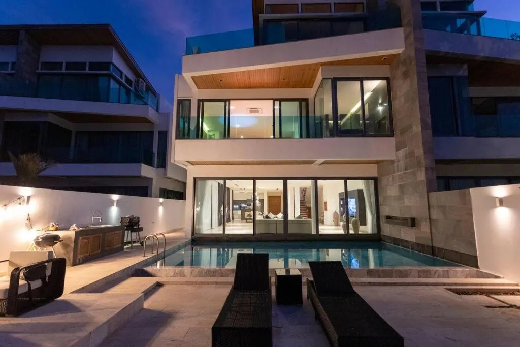 Image 2 of Do You Want Luxury Sea views With Beach Access V38