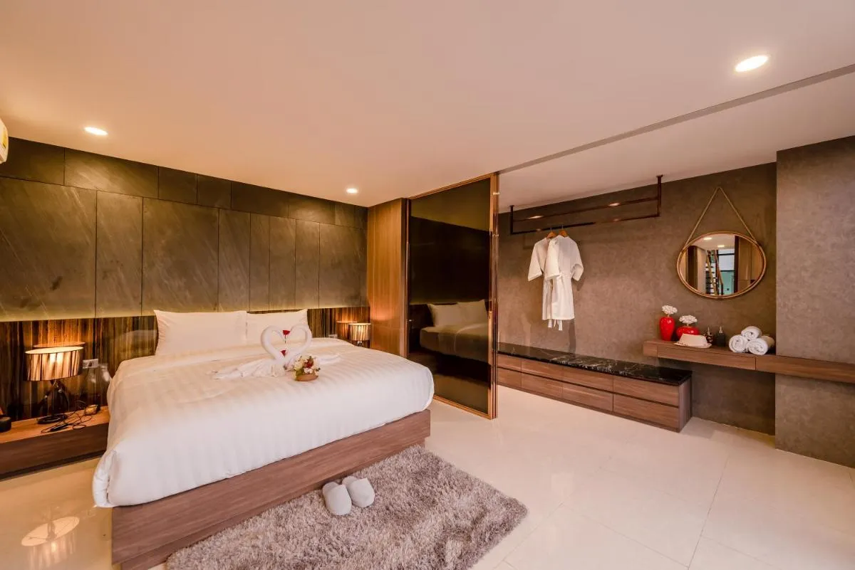 Image 5 of Duplex Pool Access 2brs Patong