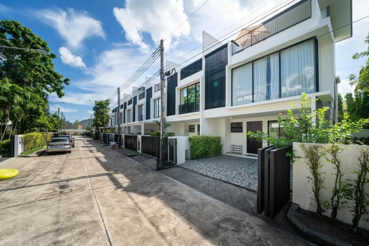 Image 3 of Laguna pool house