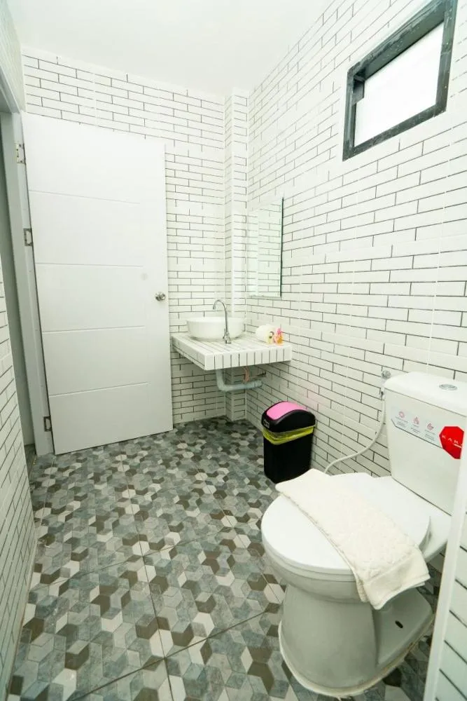 Image 4 of Lovely 2 Bed share Pool Apt near Beach