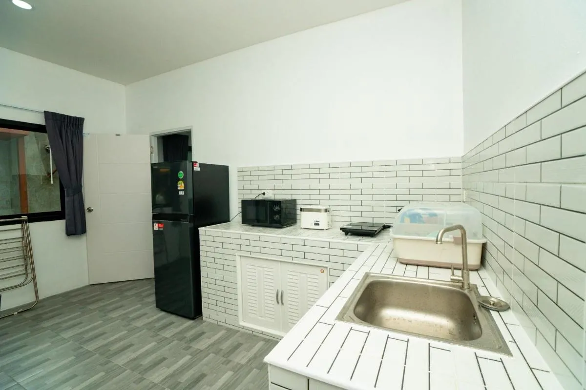 Image 2 of Lovely 2 Bed share Pool Apt near Beach