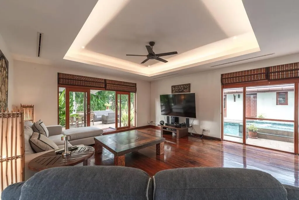 Image 1 of Luxurious 5-Bedroom , 24 hour security , jacuzzi ! V45