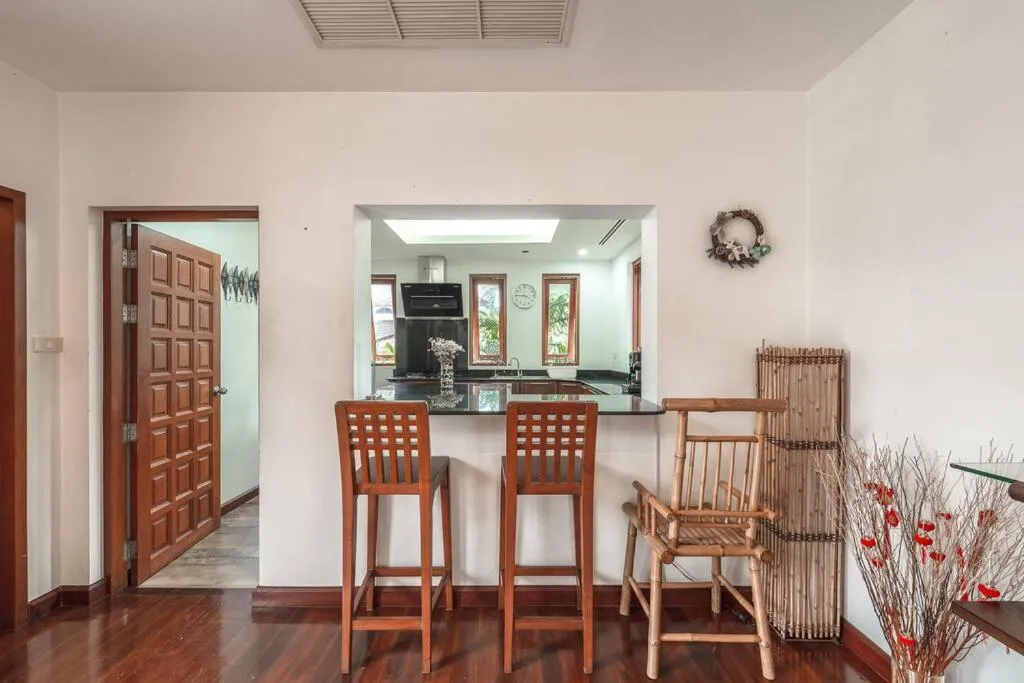 Image 2 of Luxurious 5-Bedroom , 24 hour security , jacuzzi ! V45