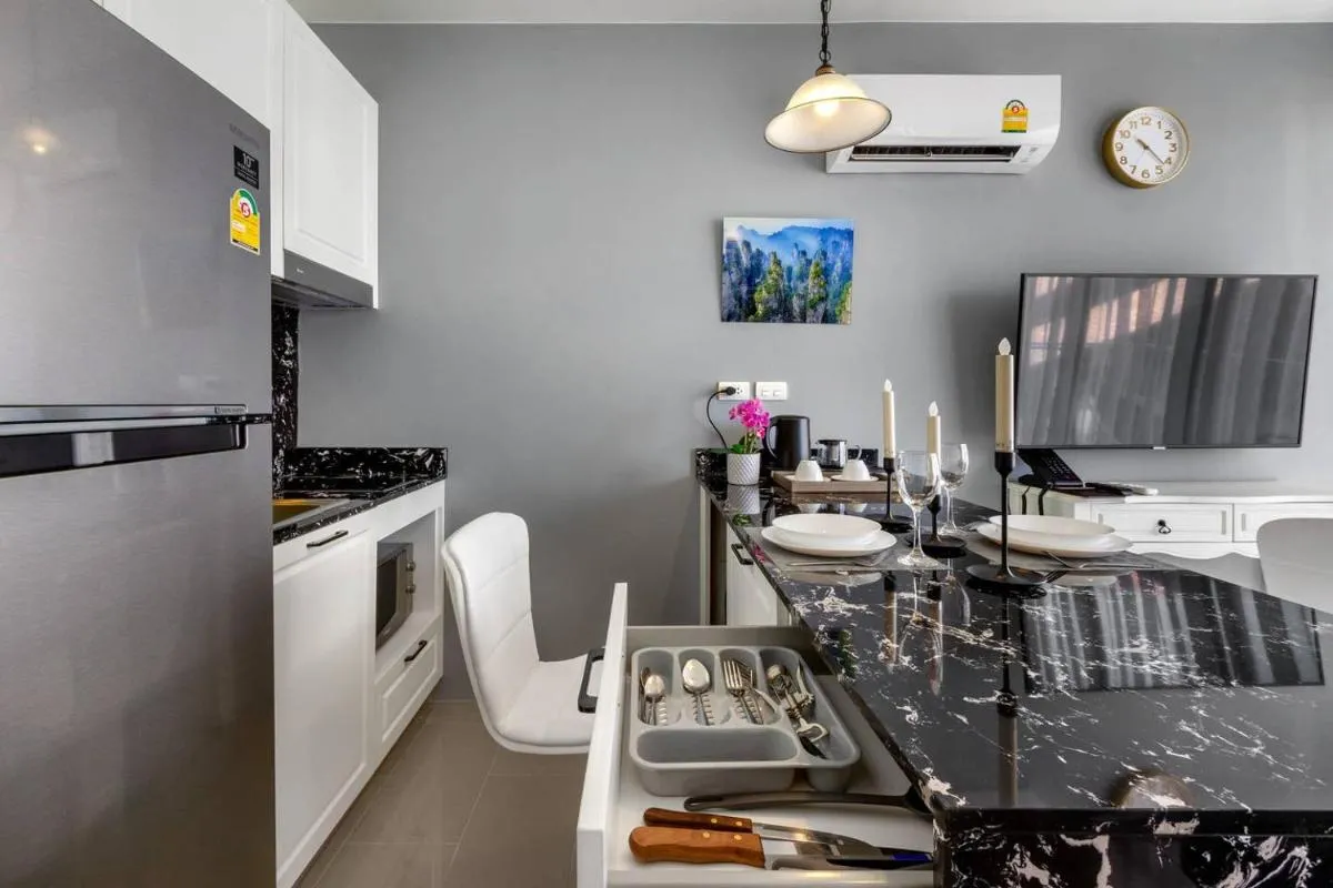 Image 4 of PALMYRAH SURIN, MODERN 1BR with Terrace, 150 meters to Surin Beach