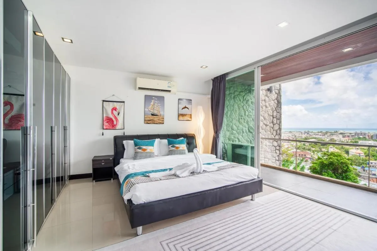 Image 4 of Patong Villa1：3卧泳池别墅【两个海景房】 近班赞江西冷海滩【中文管家】提供摩托车