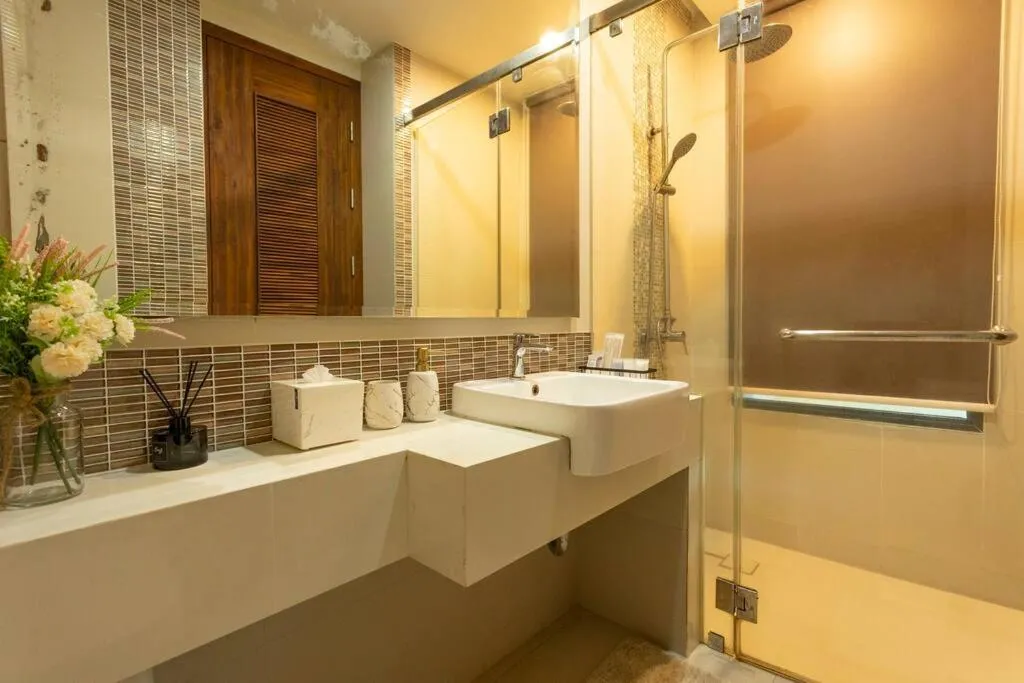 Image 1 of Pool Access Everything Walking Distance c112