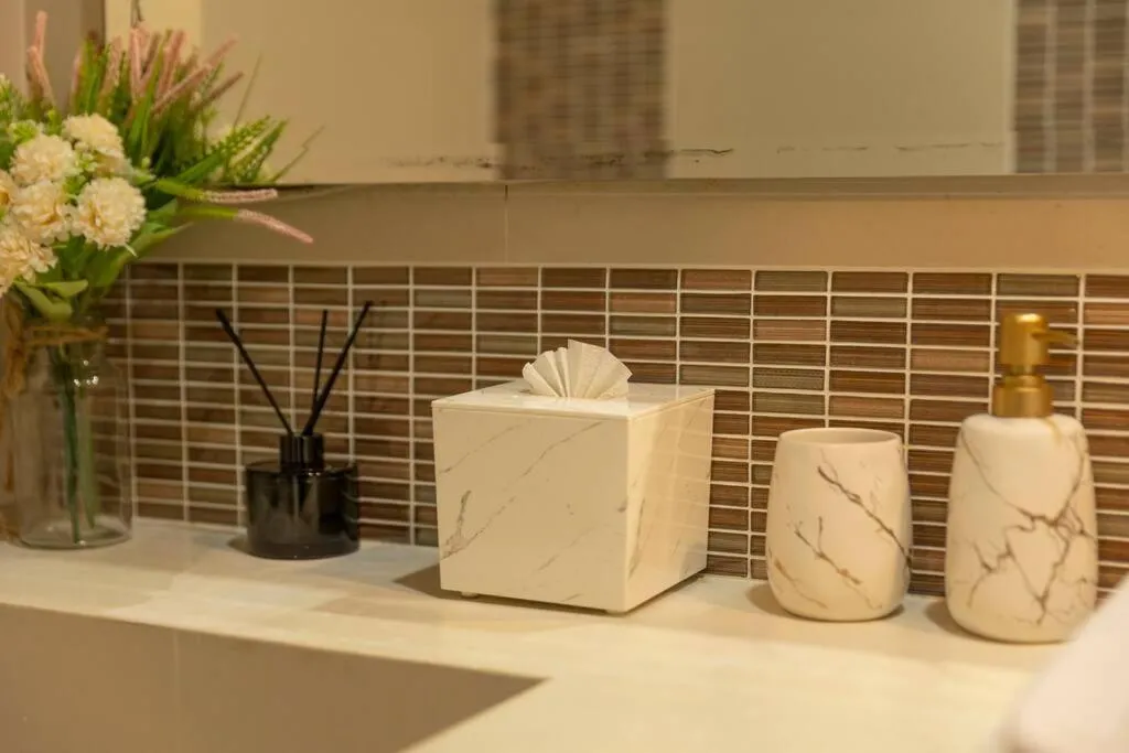 Image 2 of Pool Access Everything Walking Distance c112