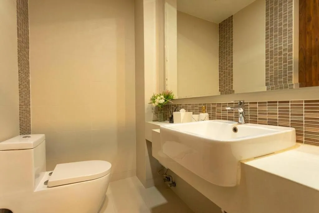 Image 6 of Pool Access Everything Walking Distance c112