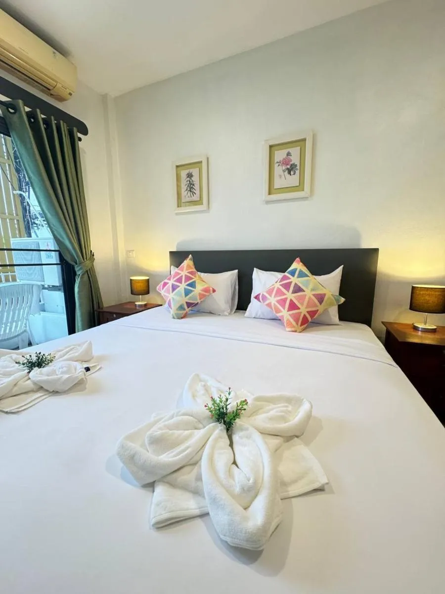 Image 3 of Pupa Rooms