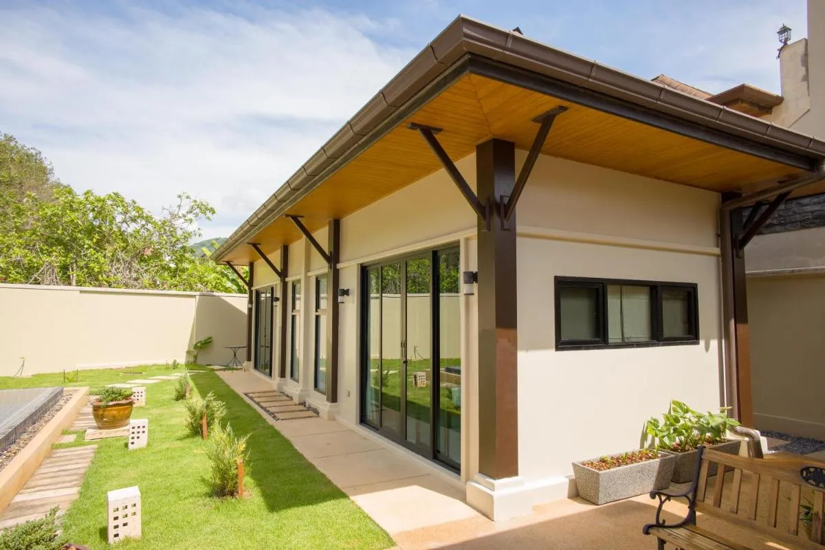 Image 4 of Queen Palm Villa