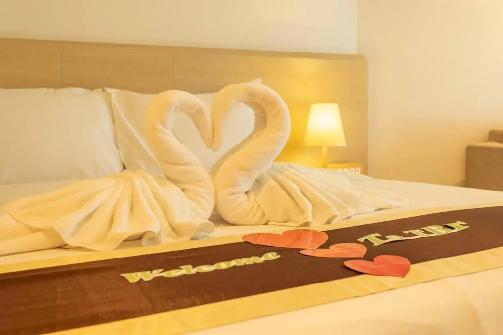 Image 1 of Romantic Beach Bar Fine Dinning Swim Up Room c109