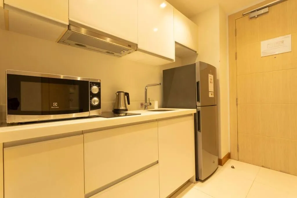 Image 2 of Romantic Beach Bar Fine Dinning Swim Up Room c109