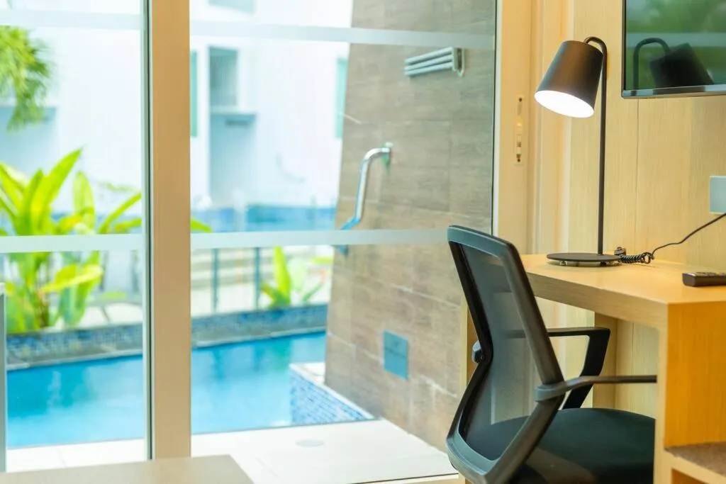 Image 3 of Romantic Beach Bar Fine Dinning Swim Up Room c109