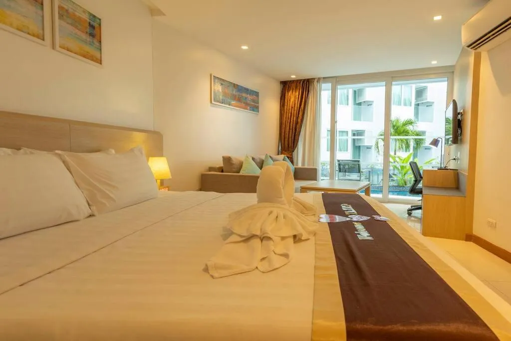 Image 5 of Romantic Beach Bar Fine Dinning Swim Up Room c109