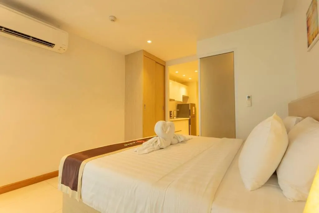 Image 6 of Romantic Beach Bar Fine Dinning Swim Up Room c109